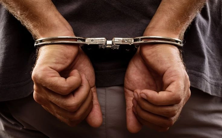 Απίστευτο: Καταζητούμενος παραδόθηκε γιατί δεν άντεξε την… γκρίνια της συντρόφου του